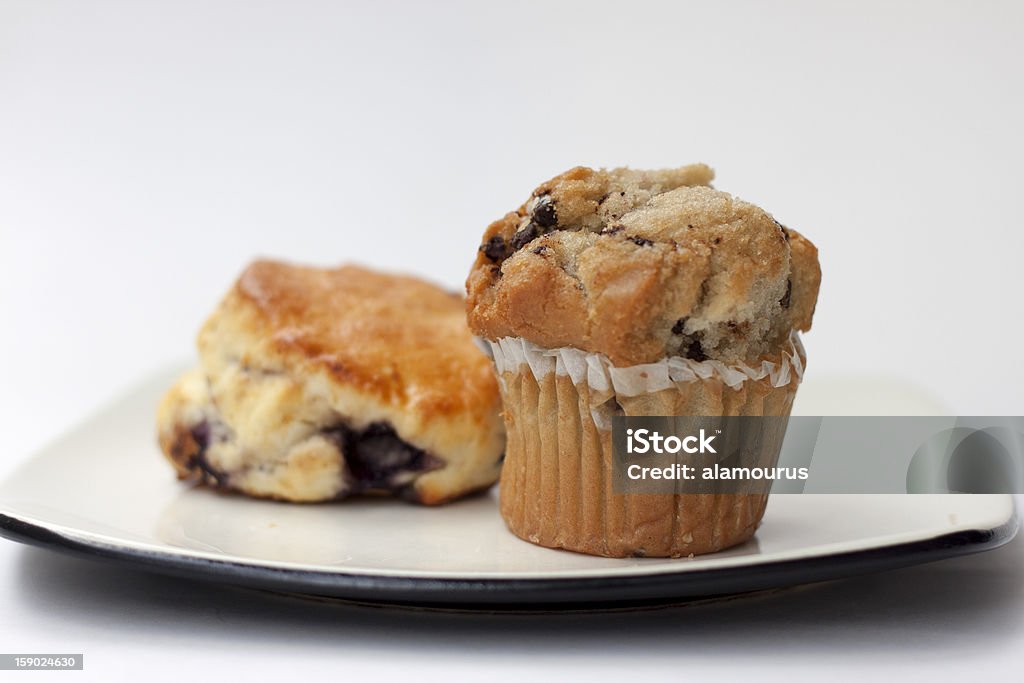 muffin ai mirtilli e scone su piatto - Foto stock royalty-free di Cibo