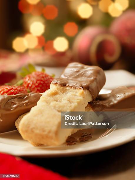 Foto de Cobertos Com Chocolate Biscoitos Amanteigados No Natal e mais fotos de stock de Amontoamento