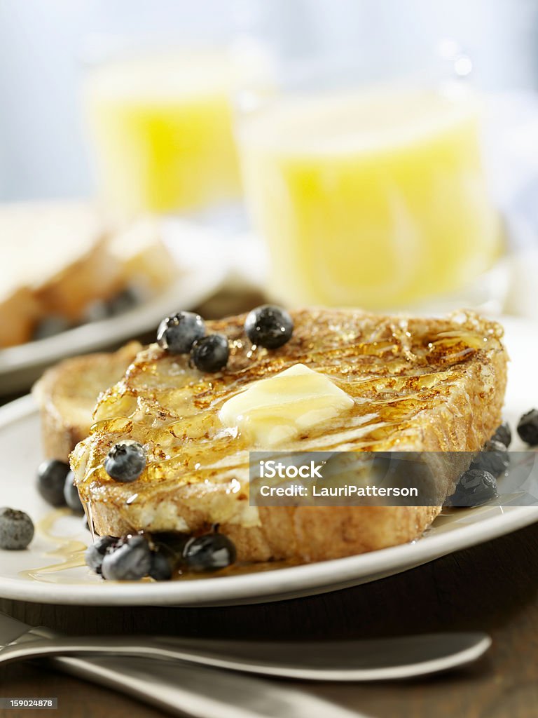 Toast français avec un sirop d'érable et de myrtilles - Photo de Pain perdu libre de droits