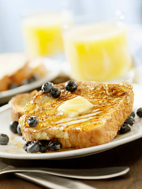 toast alla francese con sciroppo d'acero e mirtilli - french toast toast french culture syrup foto e immagini stock