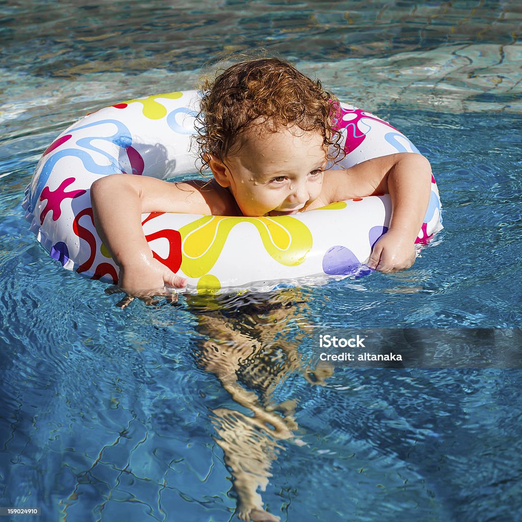 행복함 소년만 튀는 수영장 주변의 - 로열티 프리 가족 스톡 사진