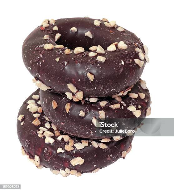 Foto de Três Chocolate Donuts Witn Nozes E Calda Isolada e mais fotos de stock de Alimentação Não-saudável - Alimentação Não-saudável, Assado no Forno, Açúcar