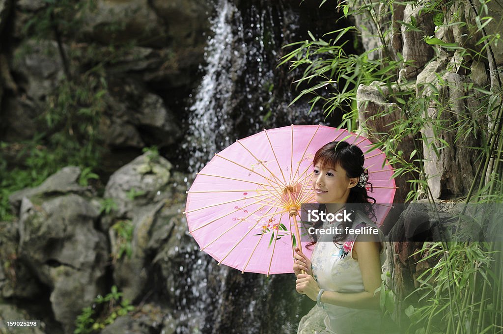 Ragazza cinese tradizionale cheongsam - Foto stock royalty-free di Adulto