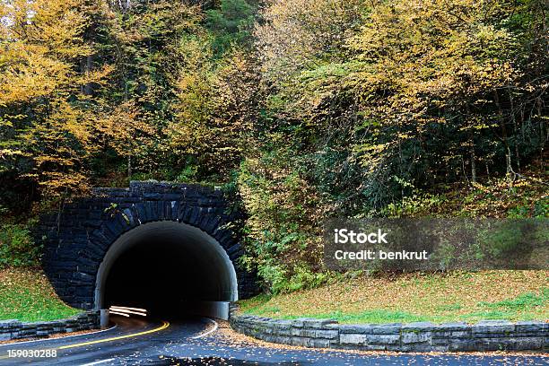 Túnel Em Montanhas Efeito Smoky - Fotografias de stock e mais imagens de Destino de Viagem - Destino de Viagem, EUA, Estrada