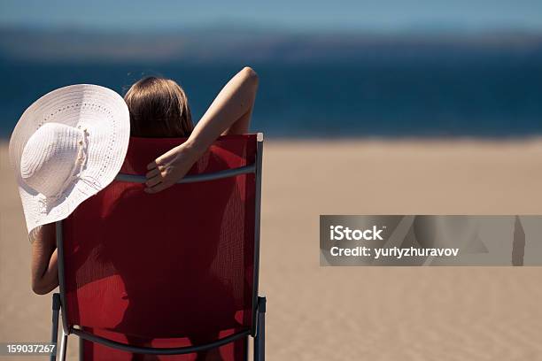 Женщина Лежа На Deckchair На Пляже — стоковые фотографии и другие картинки Бежевый - Бежевый, Береговая линия, Взрослый