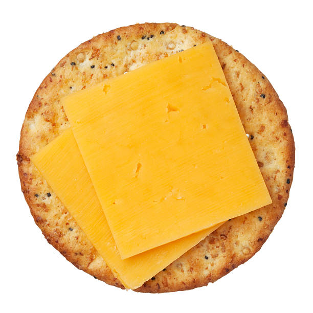 전체 위트 크래커, 치즈, 흰색 바탕에 흰색 배경, 클로즈업. - cracker 뉴스 사진 이미지