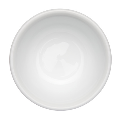 Vacío, blanco bowl contra fondo blanco photo