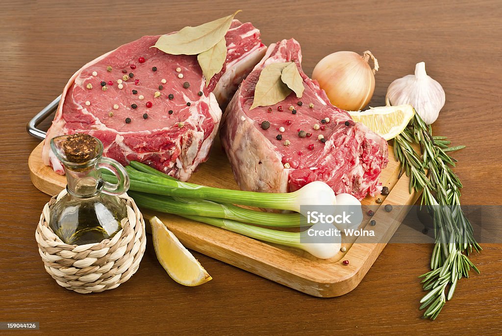 Carne crua com alecrim - Foto de stock de Alecrim royalty-free