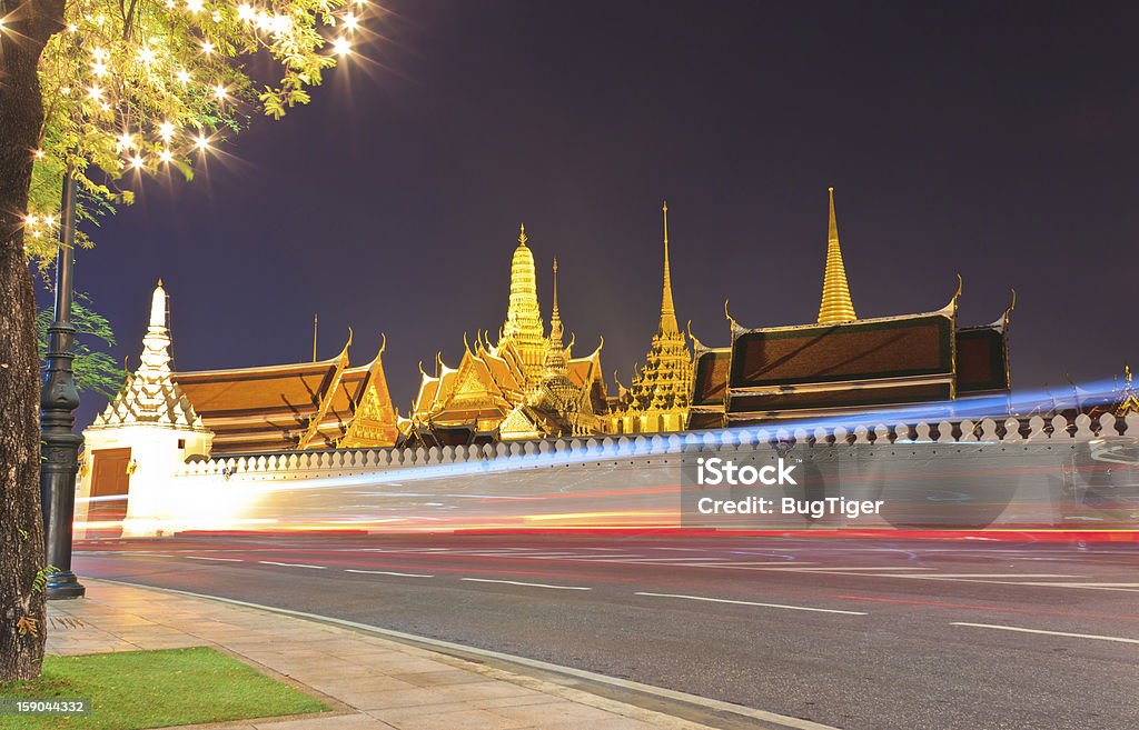 Wat Phra Kaew en la noche y street, bangkok, Tailandia - Foto de stock de Aire libre libre de derechos