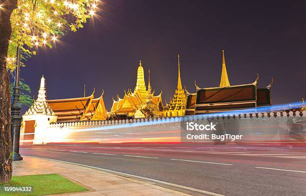 Wat Phra Kaew En La Noche Y Street Bangkok Tailandia Foto de stock y más banco de imágenes de Aire libre