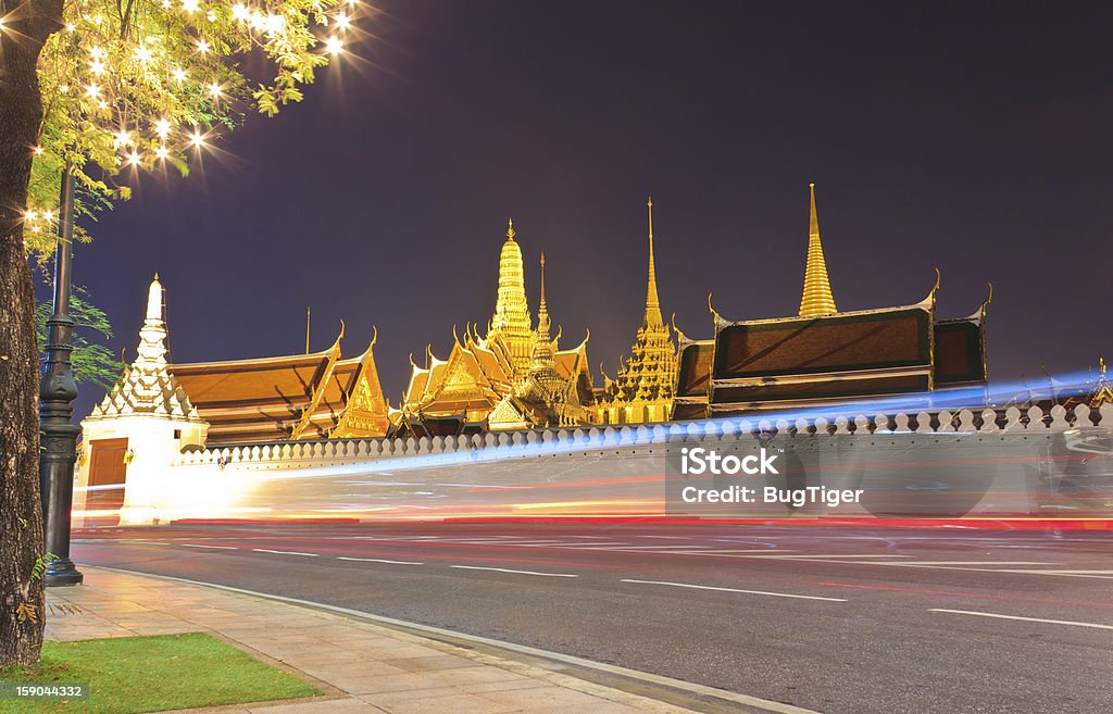 Wat Phra Kaew de nuit et de la rue, bangkok, Thaïlande - Photo de Architecture libre de droits