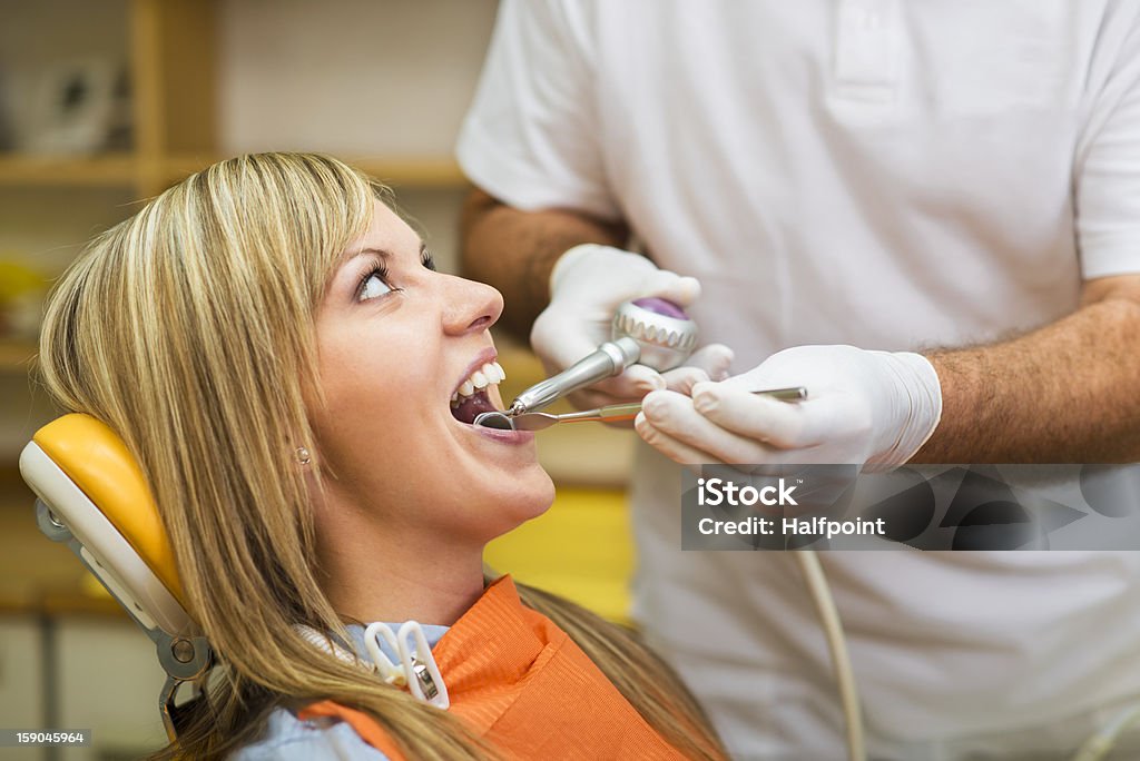 Женщина на dentis - Стоковые фото Взрослый роялти-фри