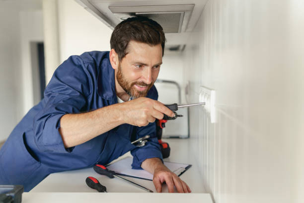 professioneller elektriker mit schraubendreher beim einbau einer neuen steckdose in der heimischen küche - electric plug outlet electricity human hand stock-fotos und bilder