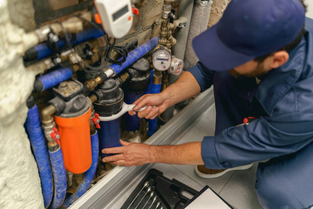 un plombier professionnel réparant un système d’approvisionnement en eau à la maison utilise un outil spécial - working plumber water pipe repairing photos et images de collection