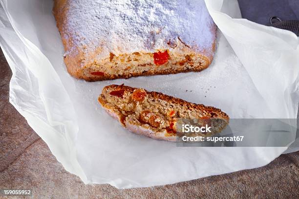 Stollen Tradicional De Navidad Foto de stock y más banco de imágenes de Adviento - Adviento, Al horno, Alcorza