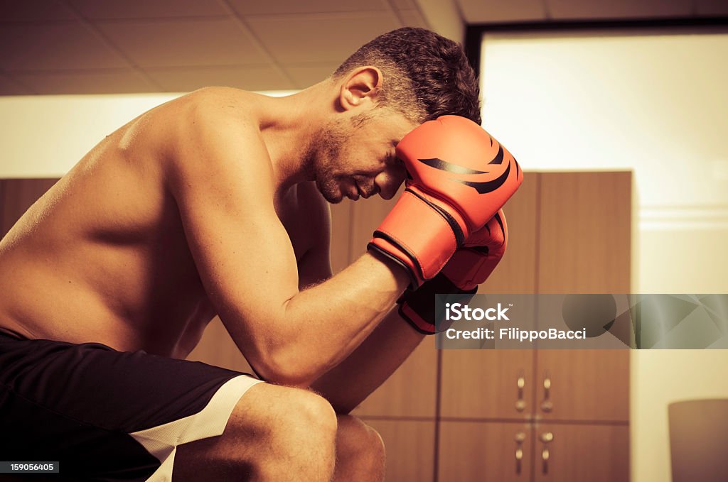 Boxer prepara ­ s'antes de um jogo - Royalty-free Concentração Foto de stock