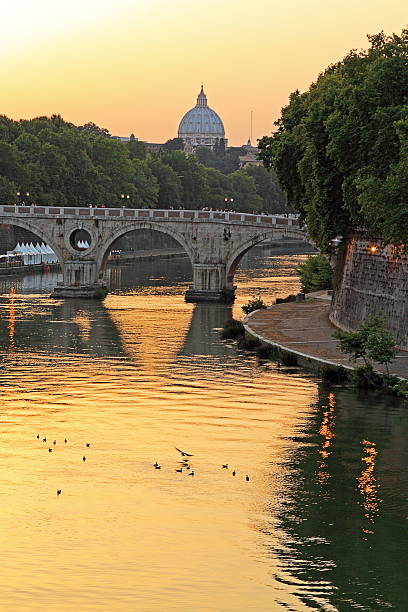 puesta de sol sobre el tiber y san pedro, roma - sunset st peter tiber river marble fotografías e imágenes de stock
