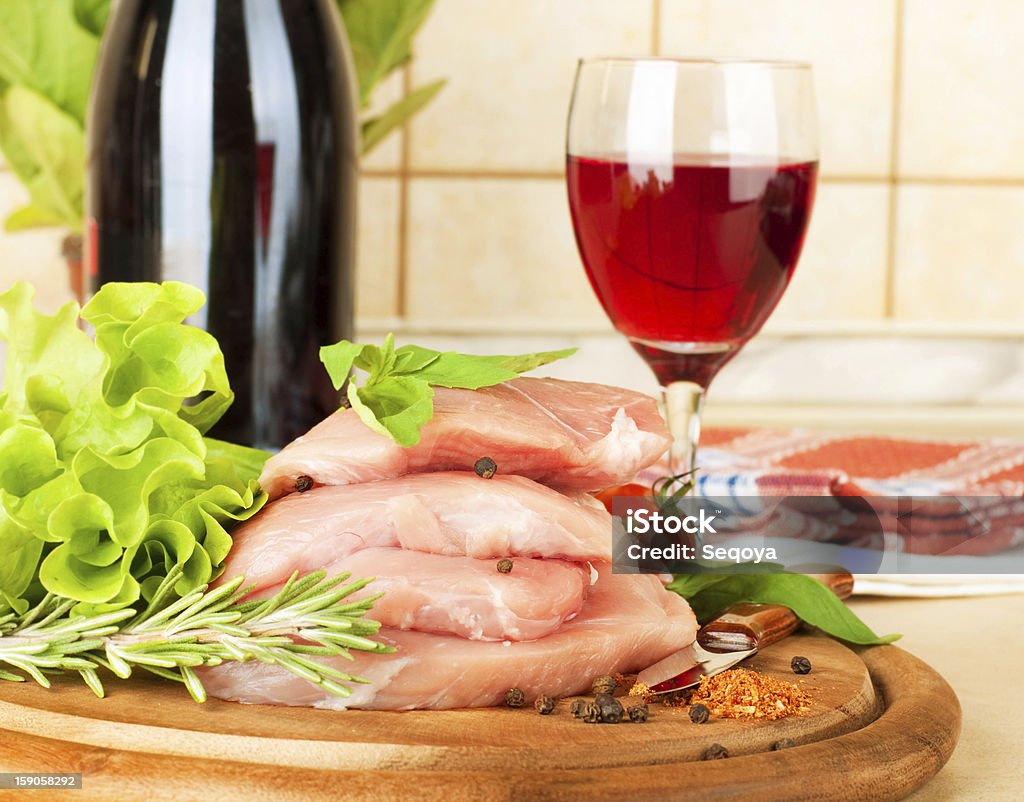 Carne cruda e spezie e vino - Foto stock royalty-free di Bicchiere da vino