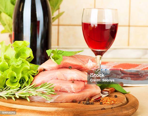 Carne Cruda E Spezie E Vino - Fotografie stock e altre immagini di Bicchiere da vino - Bicchiere da vino, Bistecca di manzo, Carne