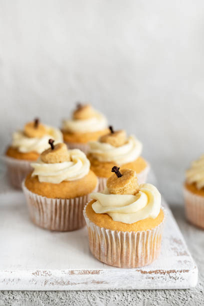 istock Pumpkin cupcakes on board against grey background 1590588020