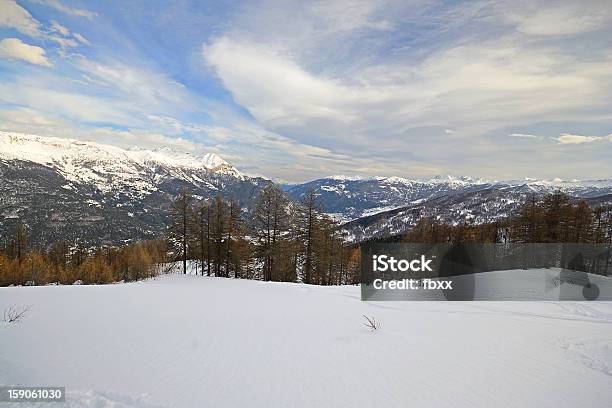 Cándido Tour De Ski Pendiente En El Pintoresco Valle Foto de stock y más banco de imágenes de Aire libre