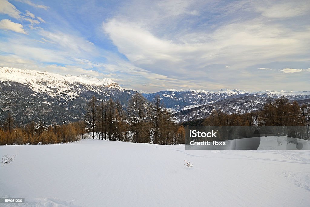 ありのままのスキースロープに美しい渓谷ツアー - イタリアのロイヤリティフリーストックフォト