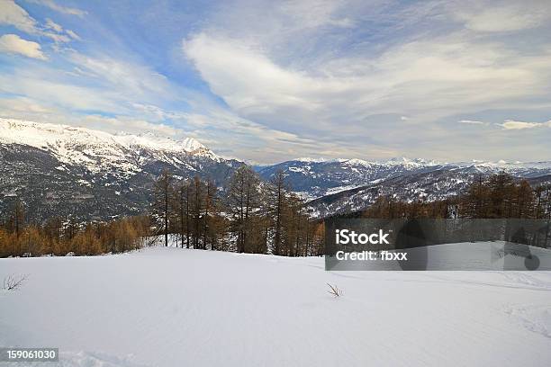 ありのままのスキースロープに美しい渓谷ツアー - イタリアのストックフォトや画像を多数ご用意 - イタリア, イタリア ピエモンテ州, ウィンタースポーツ