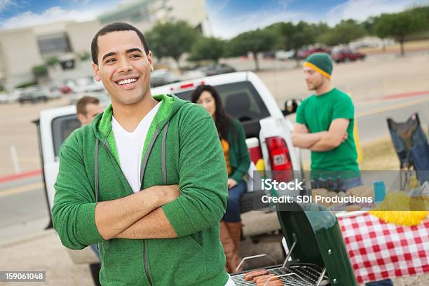 Feliz Estudante Universitário Ir Colado Ao Carro Da Frente Com Os Seus Amigos Perto Estádio De Futebol - Fotografias de stock e mais imagens de Piquenique na Traseira do Carro