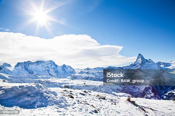 Photo libre de droit de Paysage Dhiver Suisse Sur La Suisse Hills Soit La Montagne banque d'images et plus d'images libres de droit de Alpes européennes