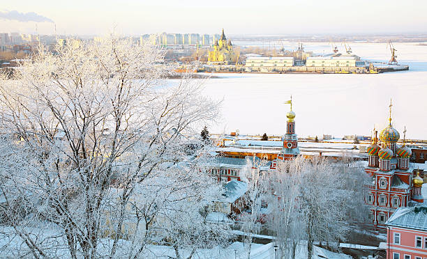 coucher de soleil à forte du froid. strelka nijni novgorod. - oka river photos et images de collection