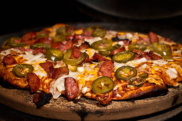 pizza de churrasco em forma de pedra em cerâmica grill - unhealthy eating flash - fotografias e filmes do acervo