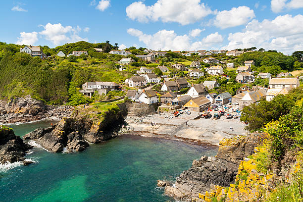 cadgwith cove - lizard point imagens e fotografias de stock