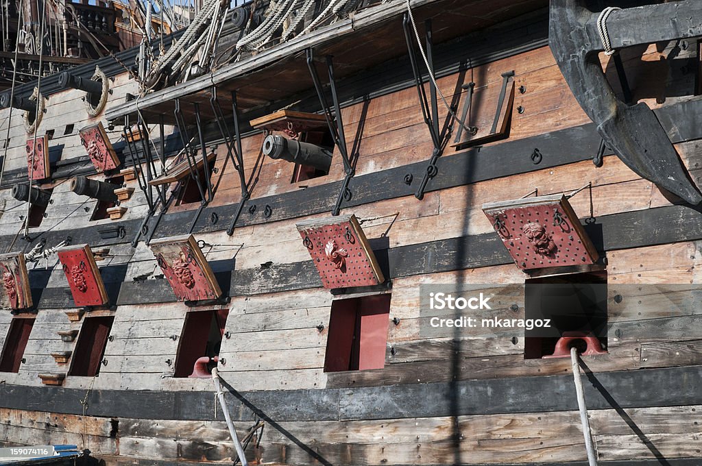 Colher de navio pirata na costa - Foto de stock de Aventura royalty-free