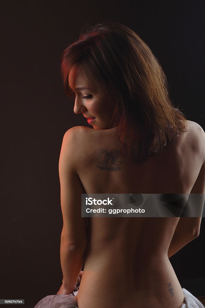 Sexy nago Młoda kobieta, patrząc na jej lewym ramieniu - Zbiór zdjęć royalty-free (Kobiety)