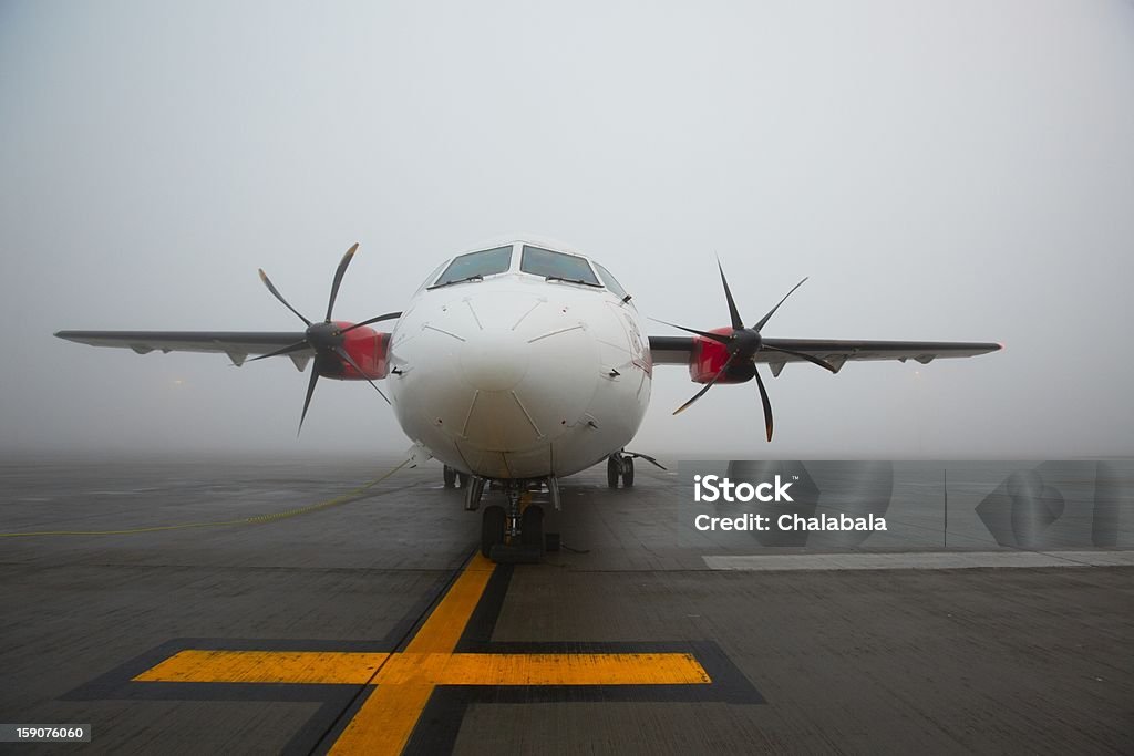 Самолет в Туман - Стоковые фото Авиакосмическая промышленность роялти-фри