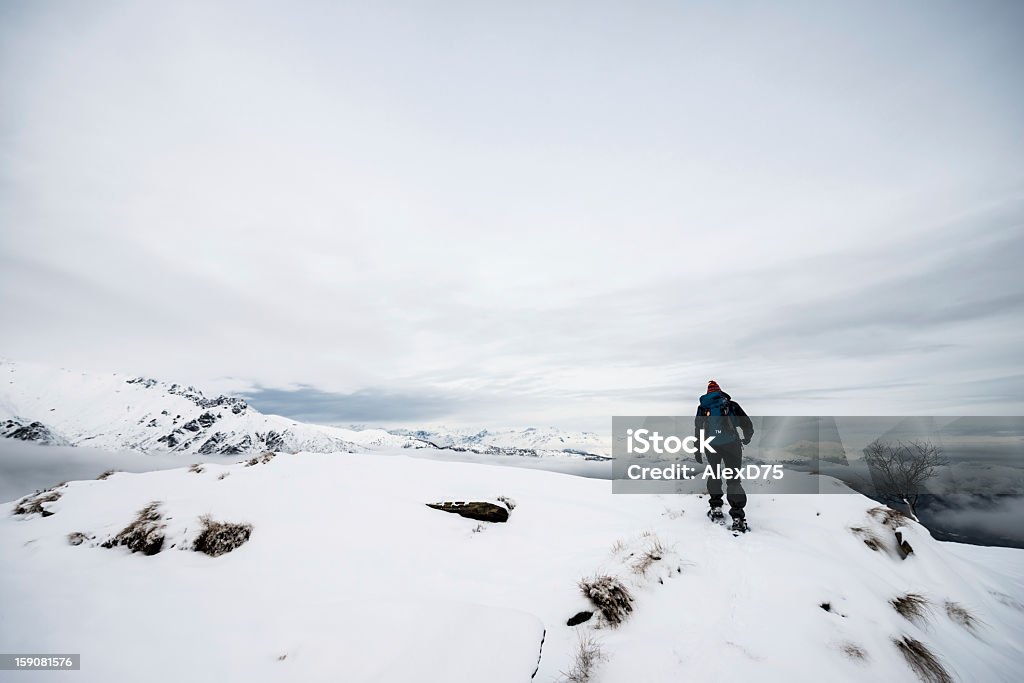 Frau Schneeschuhwanderungen über Mountain Top - Lizenzfrei 25-29 Jahre Stock-Foto