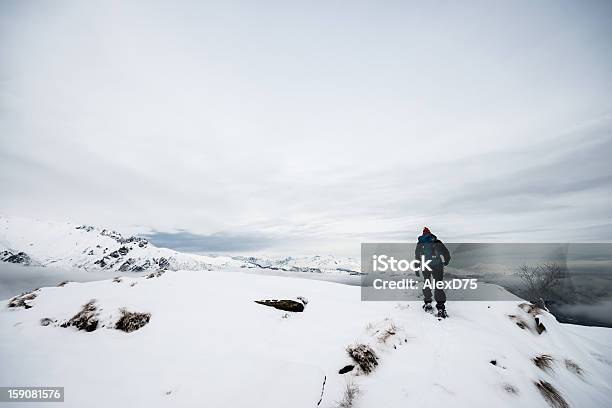 Frau Schneeschuhwanderungen Über Mountain Top Stockfoto und mehr Bilder von 25-29 Jahre - 25-29 Jahre, 30-34 Jahre, Berg