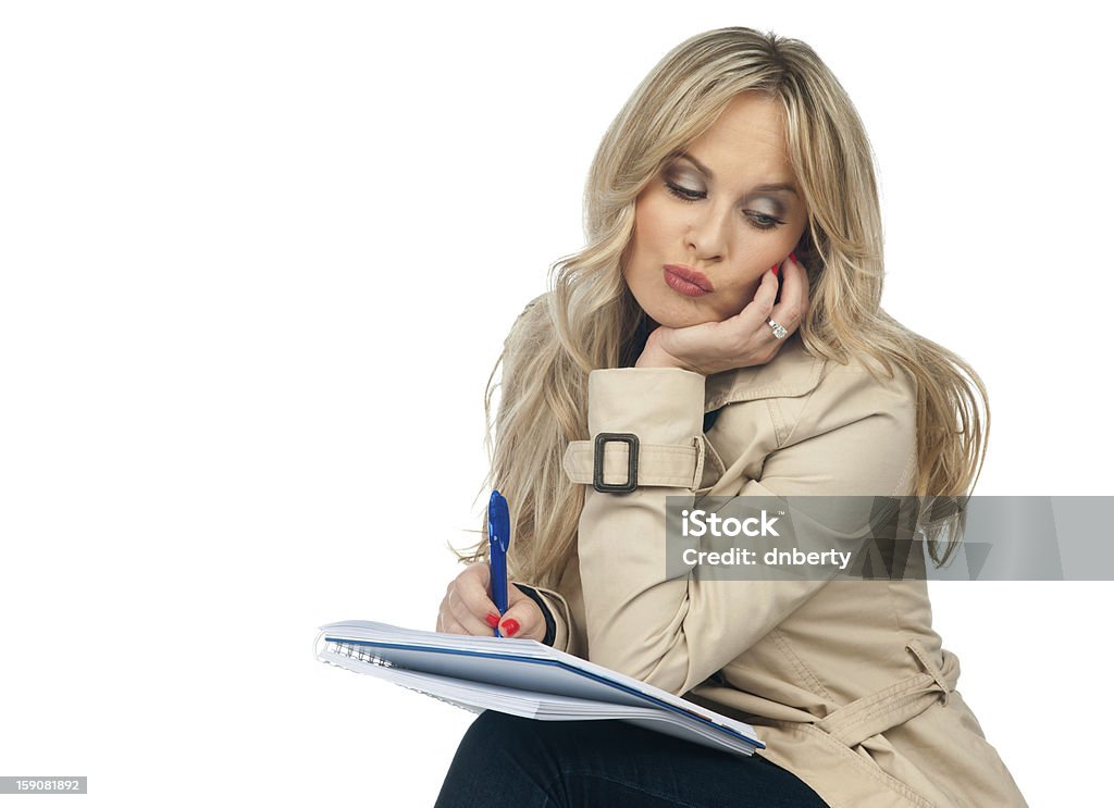 Mujer escribiendo en el cuaderno de notas - Foto de stock de Actividad móvil general libre de derechos
