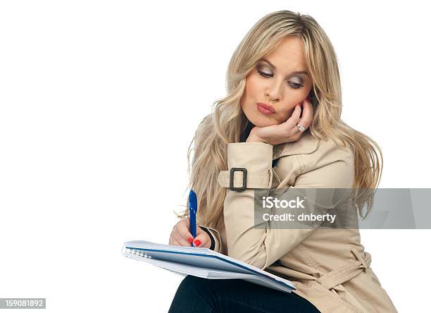 Mujer Escribiendo En El Cuaderno De Notas Foto de stock y más banco de imágenes de Actividad móvil general - Actividad móvil general, Adulto, Aprender