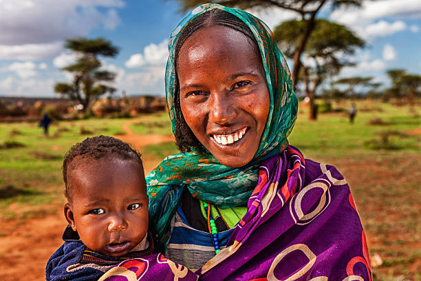 tribu borana mujer agarrando su bebé, etiopía, áfrica - village africa ethiopian culture ethiopia fotografías e imágenes de stock