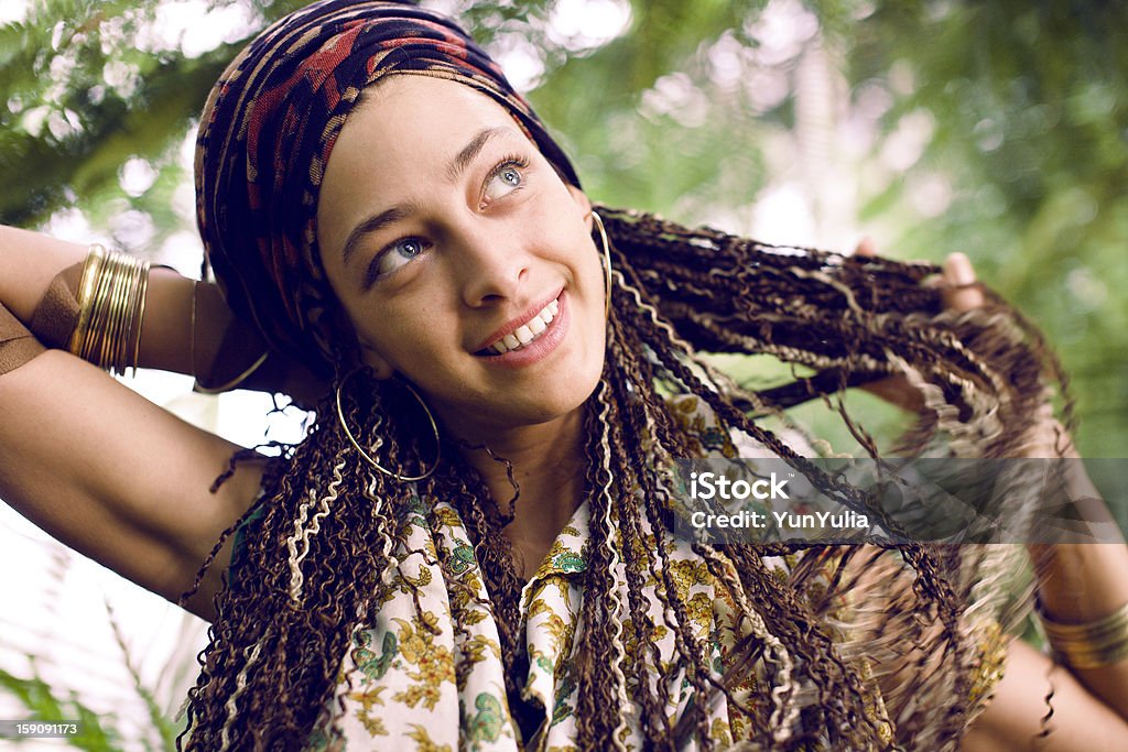 Молодая женщина, наслаждаясь свежим воздухом в зеленом лесу. - Стоковые фото 20-29 лет роялти-фри