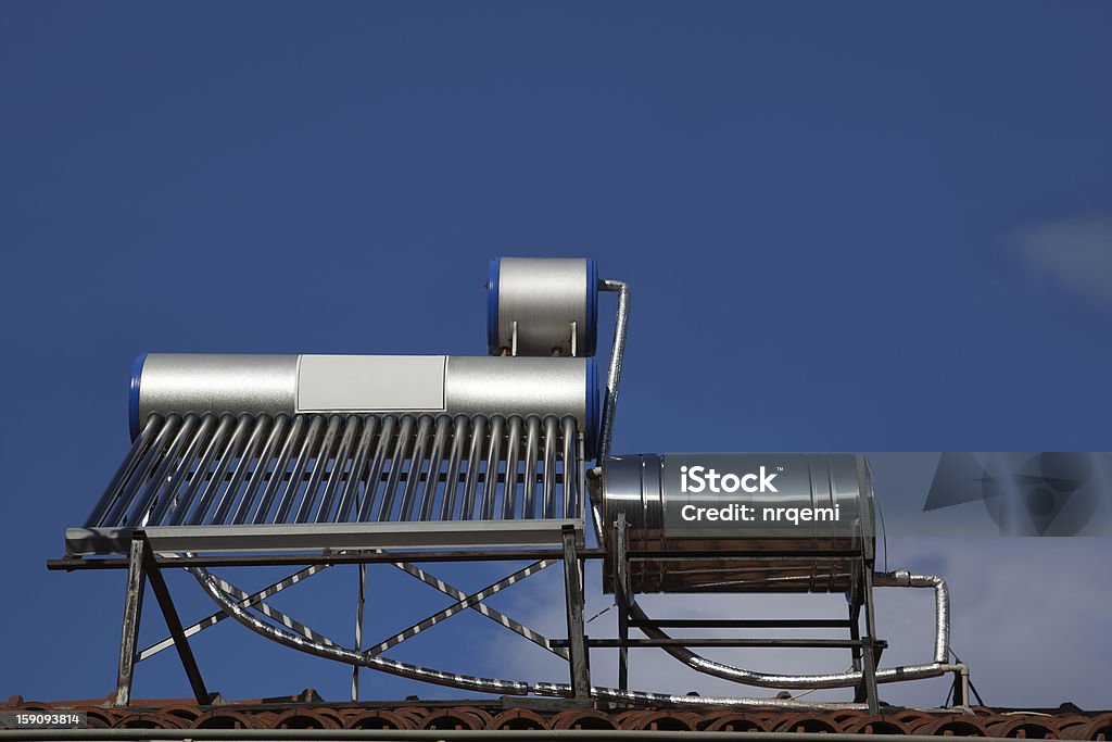 Tuyaux de réchauffement de l'eau solaire sur le toit - Photo de Alimentation électrique libre de droits