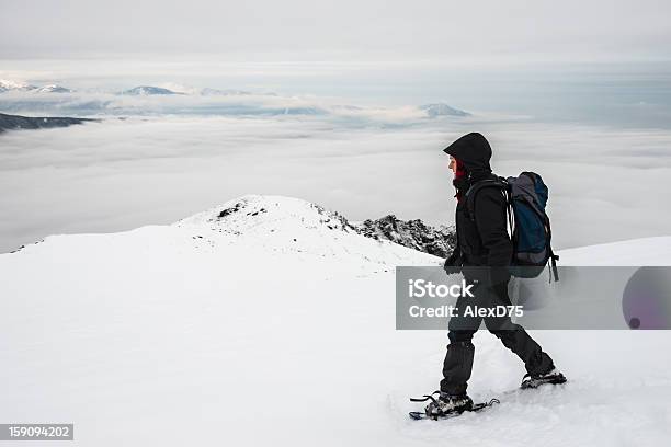 Kobieta Wyścigi Na Rakietach Śnieżnych W Mountain Top - zdjęcia stockowe i więcej obrazów 25-29 lat