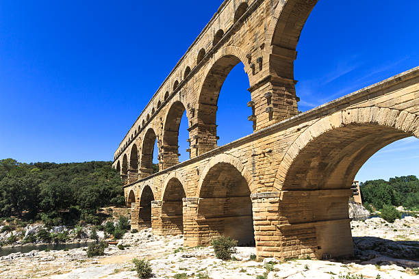 ponte gard, nimes, provence, frança - aqueduct languedoc rousillon ancient rome stability imagens e fotografias de stock