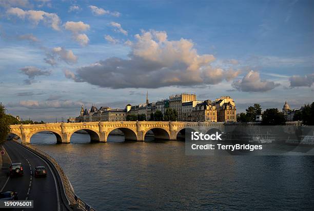 Ponte Neuf Através Do Seine - Fotografias de stock e mais imagens de Bairro Latino - Bairro Latino, Paris - França, Latin Quarter