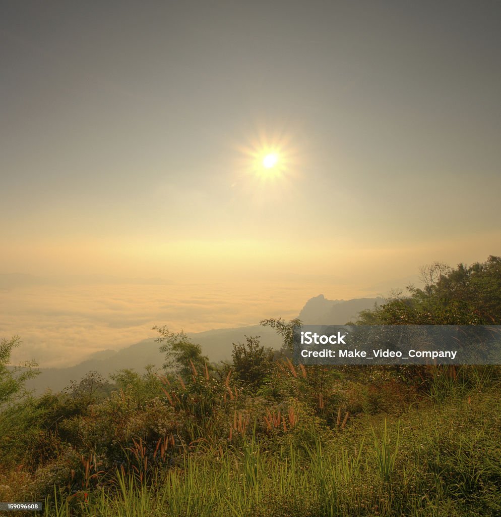 Paisaje de sunrise y niebla en Doi: Samer-Dao, el norte de Tailandia - Foto de stock de Aire libre libre de derechos