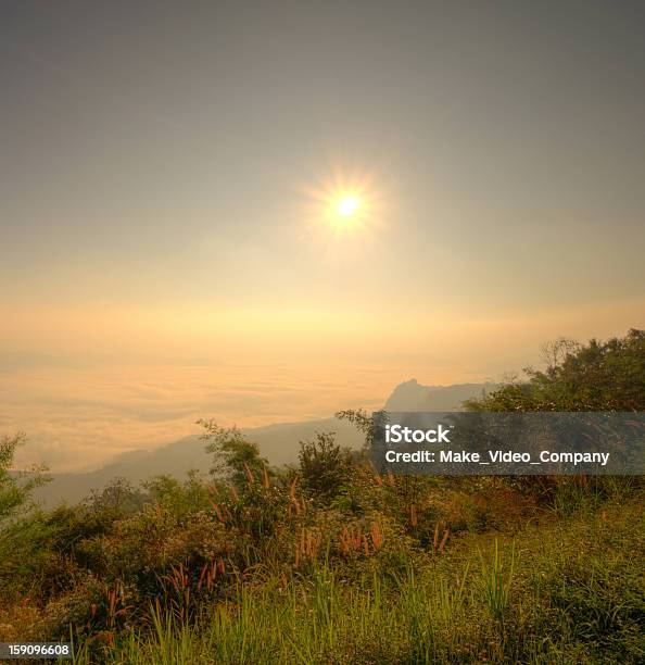 Paisagem De Nascer Do Sol E Nevoeiro Com Doisamerdao Norte Da Tailândia - Fotografias de stock e mais imagens de Ambiente dramático