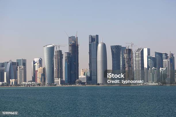 Skyline Z Centrum Addauha Katar - zdjęcia stockowe i więcej obrazów Ad-Dauha - Ad-Dauha, Arabia, Architektura