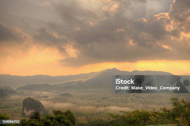 Punto De Vista De La Hermosa Vista A Las Montañas En Phulangka Phayao El Norte De Tailandia Foto de stock y más banco de imágenes de Aire libre