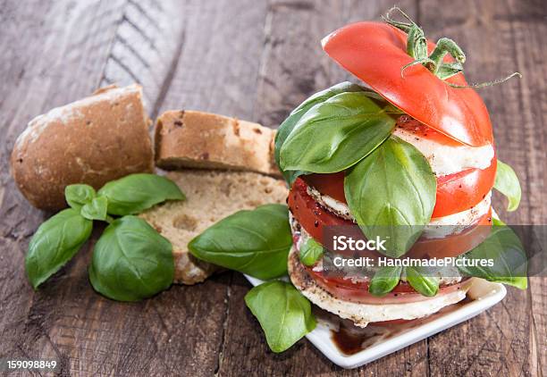堆積のトマトのモッツァレラチーズのスライス - おやつのストックフォトや画像を多数ご用意 - おやつ, アンティパスト, イタリア文化